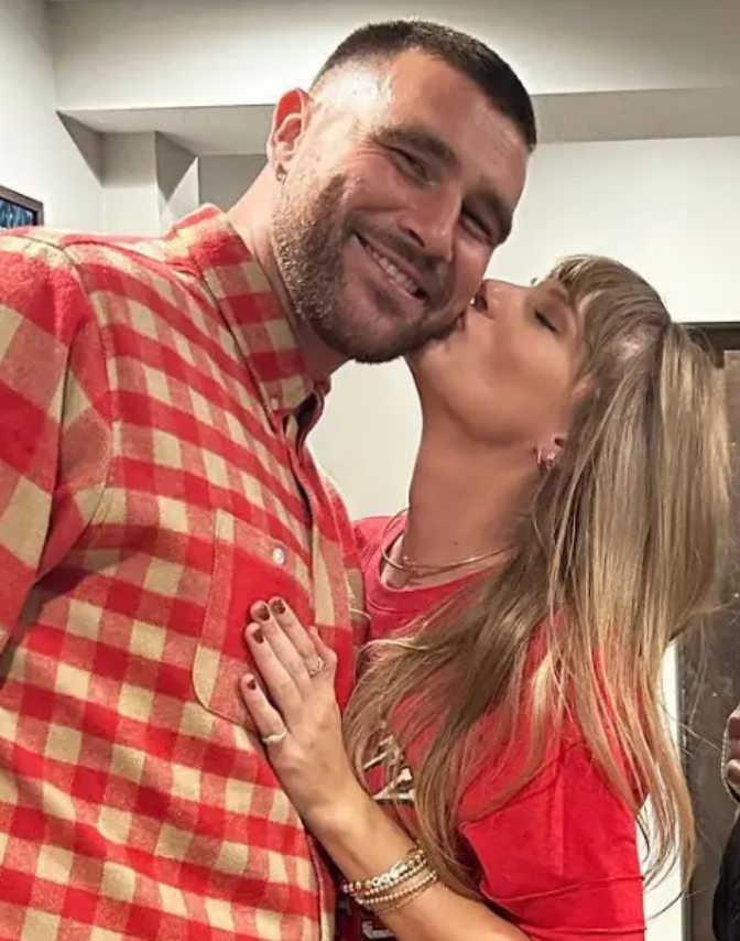 Taylor Swift Kisses Beau Travis Kelce After Game 